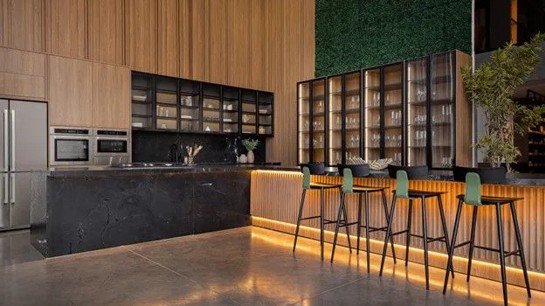 Aposte na iluminação embutida e em acabamentos contrastantes para criar um ponto focal contemporâneo e sofisticado. Foto: Gustavo Vinhote