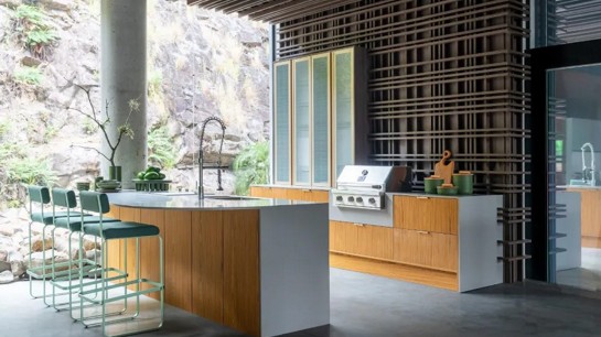 Uma cozinha moderna e planejada, destaca a elegância e a otimização do espaço.