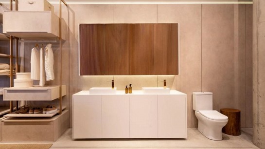 Closet criando a transição perfeita entre quarto e banheiro.