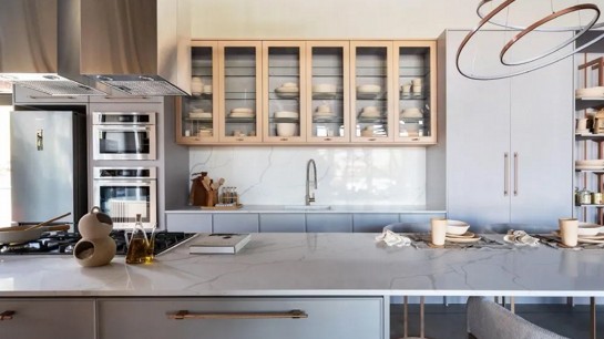 Otimizar a ilha com eletrodomésticos embutidos facilita o dia a dia.